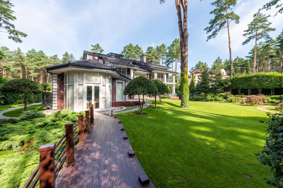 15 Garden Pathway Ideas to Elevate Your Yard in 2026